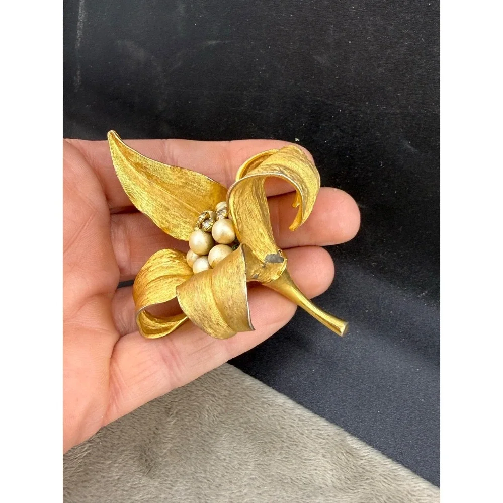 Vintage Kramer Flower‎ Brooch Rhinestone Faux Pearl Gold Tone Flower Signed